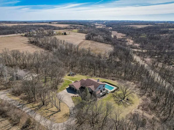 2235 County Rd S, Mount Horeb, WI 53572
