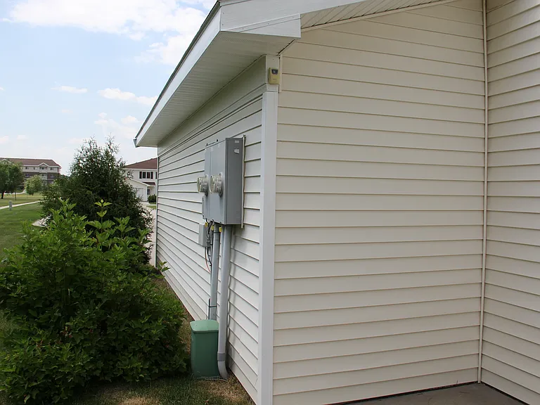 3902 Meadow Brook Ct — Photo 3