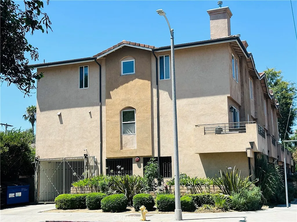3 bed, 2.5 bath, 1800 sqft, $4,080 — Photo 2