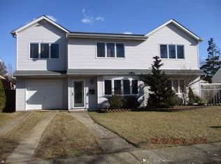 711 Wyngate Dr W, Valley Stream, NY 11580
