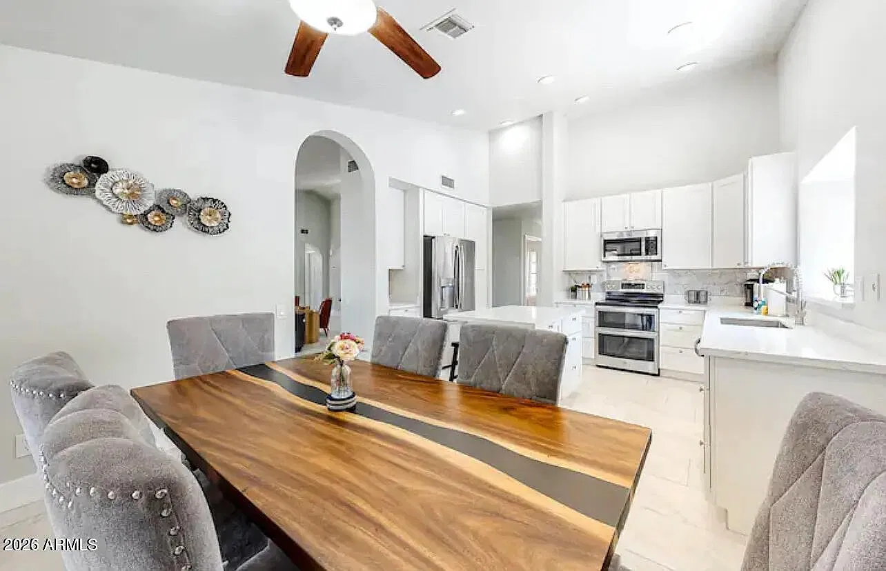 3 bed, 2.0 bath, 1820 sqft, $3,750 — Photo 4