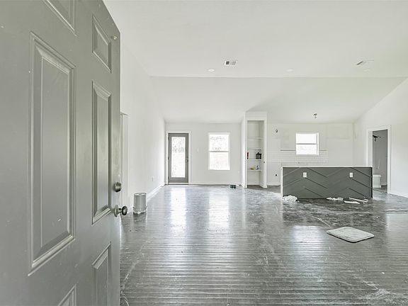 4th image of 209 Leago St