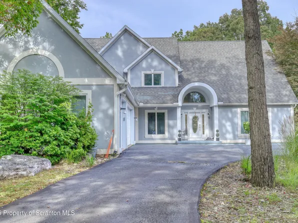 8 Hazlenut Dr, Mountain Top, PA 18707