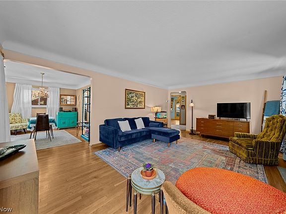 3rd image of 6110 Hollywood Dr
