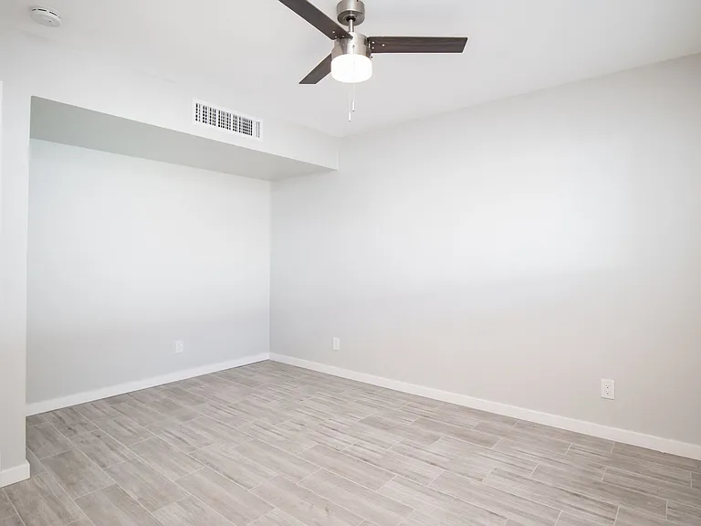 2122 W Augusta Ave #7 — Photo 10
