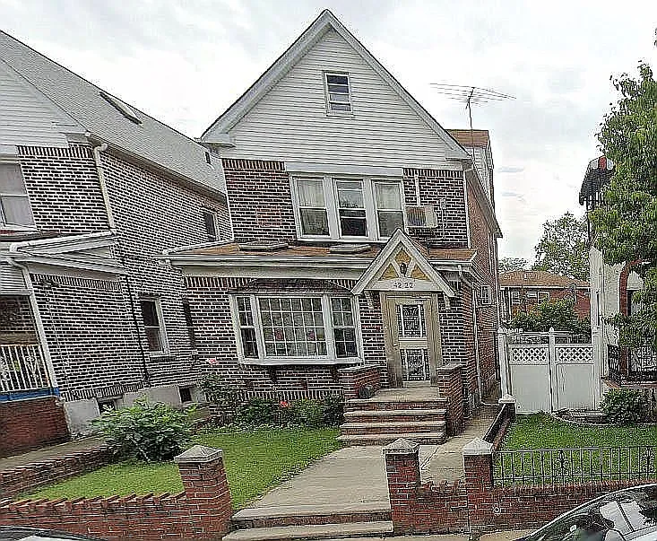 4222 189th St photo 1