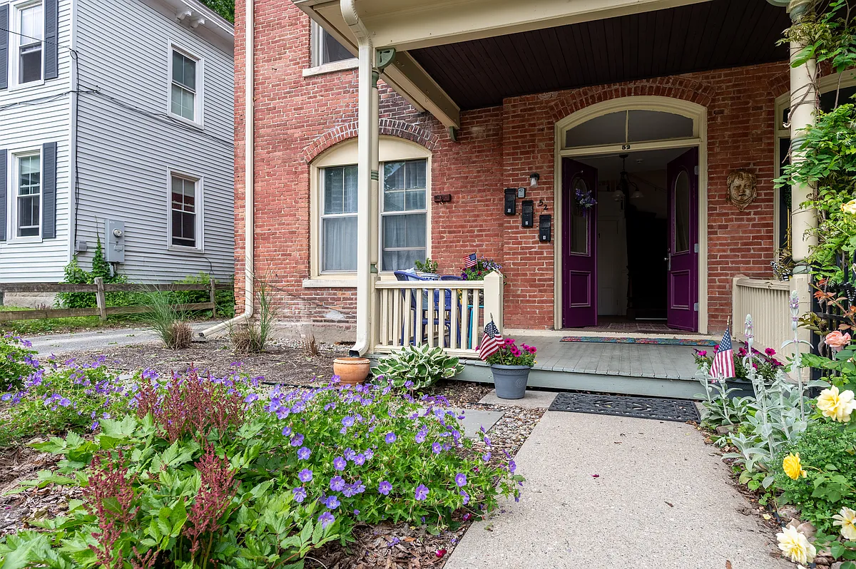 Flowers Garden - 52 Pomeroy Ave #2