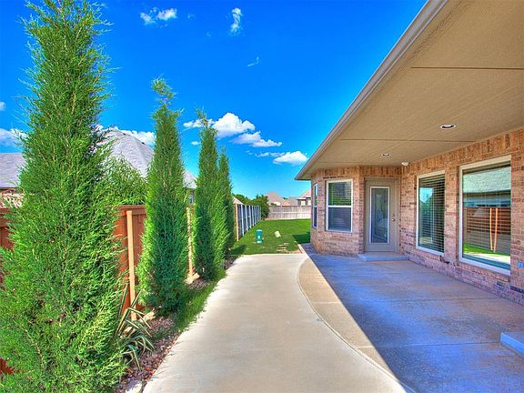 4th image of 8413 NW 124th Cir