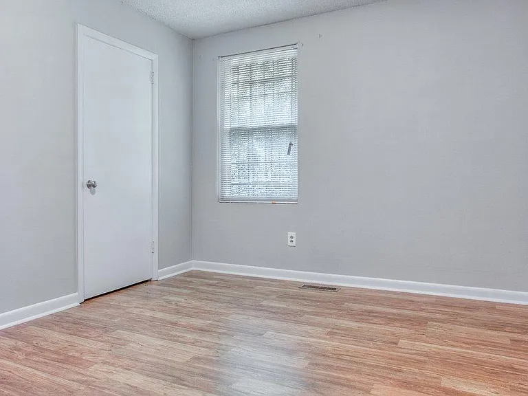 212 Jay Dr — Photo 4