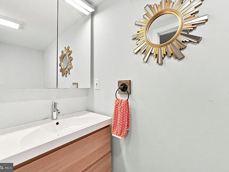 2719 Cambridge St — Photo 11