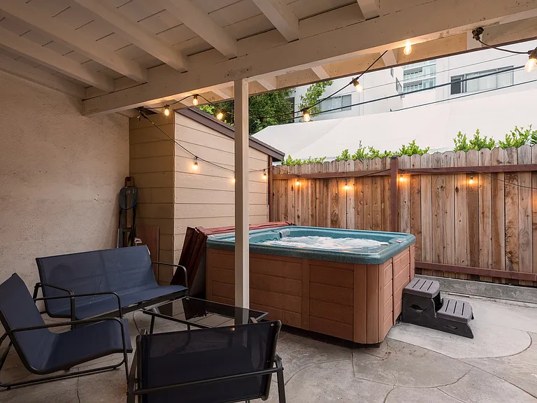 307 S La Peer Dr — Photo 14