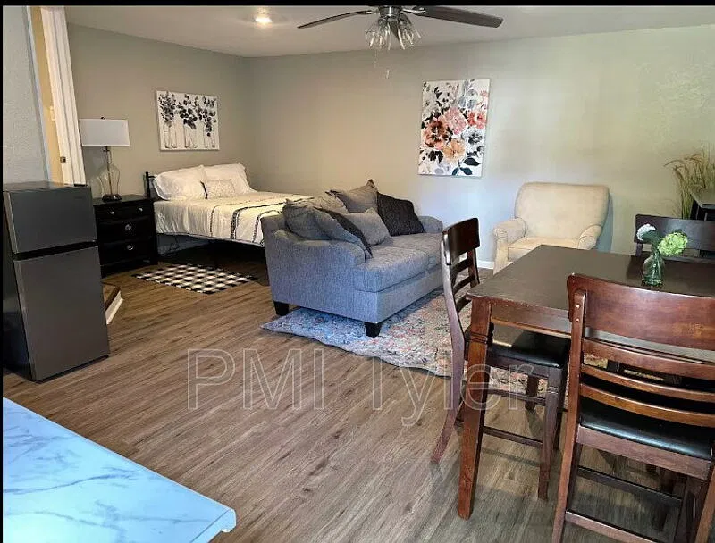 Studio, 1.0 bath, $975 — Photo 4