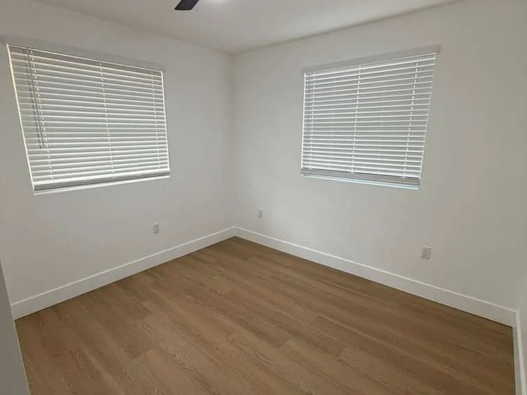 1802 E Diana St — Photo 7