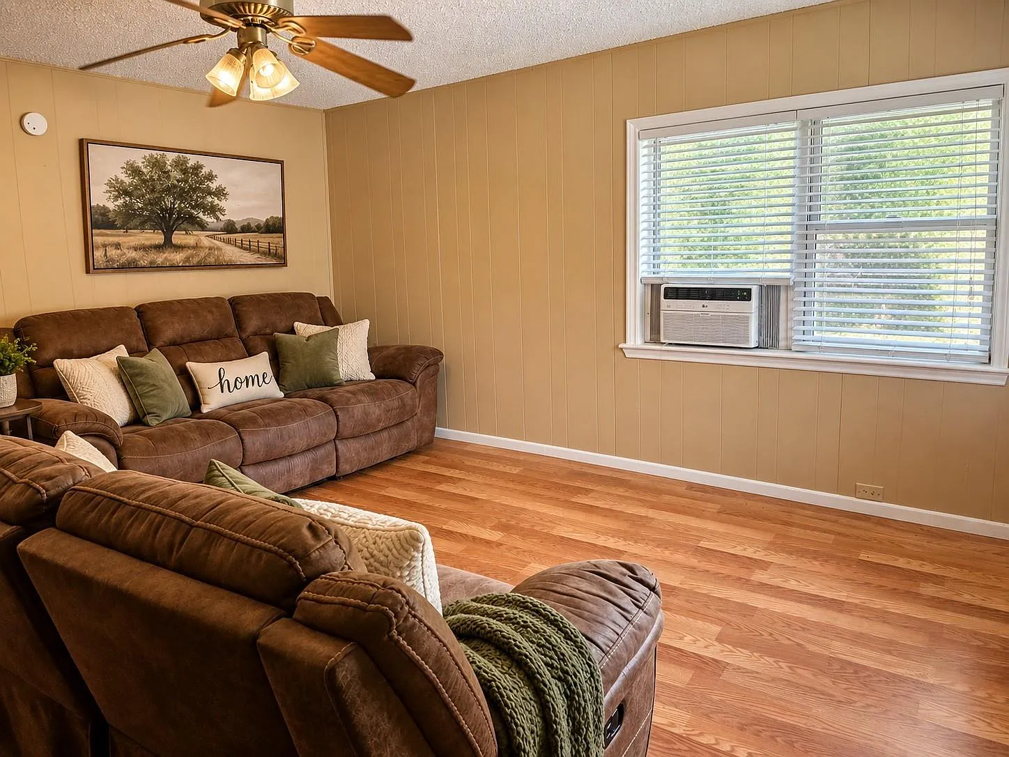 3 bed, 1.0 bath, 1229 sqft, $1,300 — Photo 3
