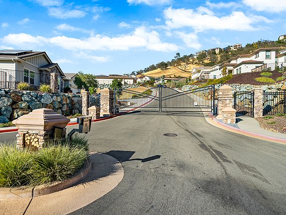 Access gate to teh community