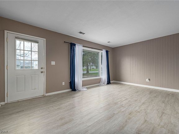 4th image of 1360 Hollyview Dr