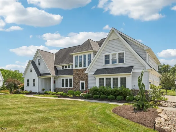 9695 Nighthawk Dr, Chagrin Falls, OH 44023