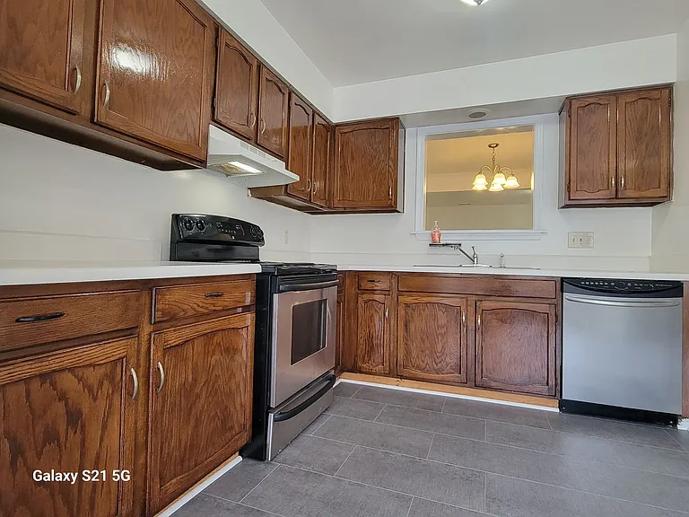 1563 Jameson Dr — Photo 2