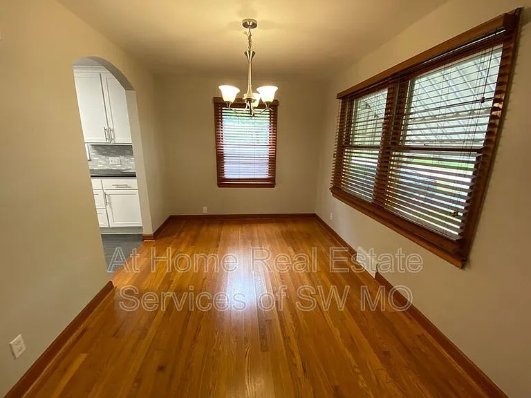 1526 S Kentwood Ave — Photo 4