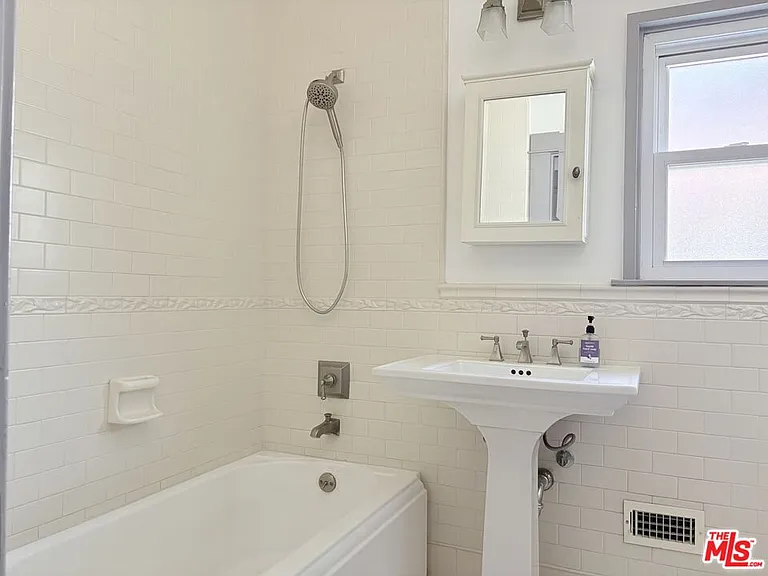 613 N Lucerne Blvd — Photo 11