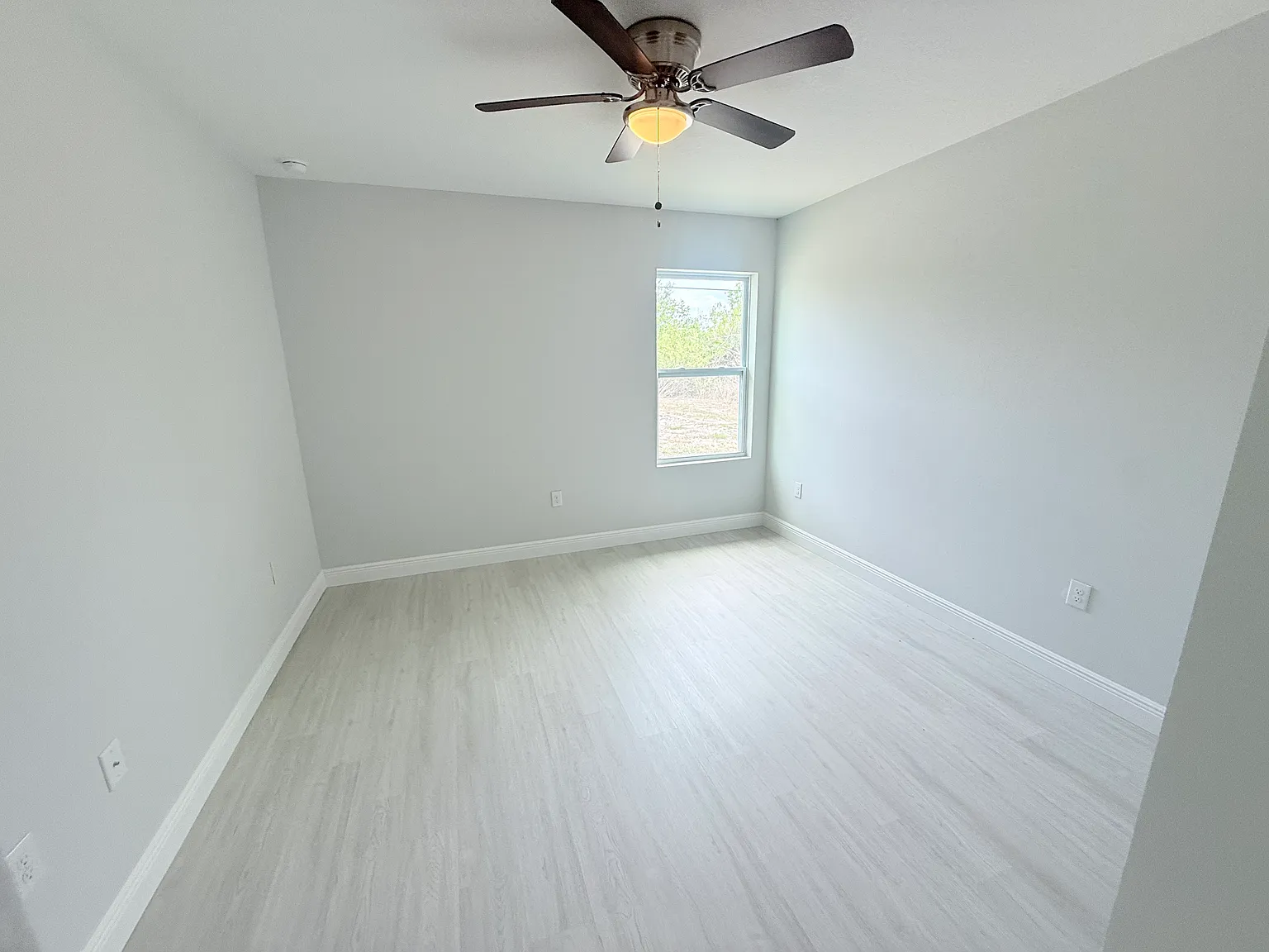 3 bed, 2.0 bath, 1240 sqft, $1,545 — Photo 3