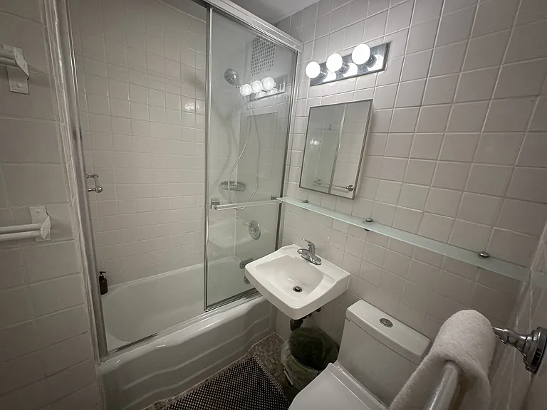 408 W 22nd St #2F — Photo 3