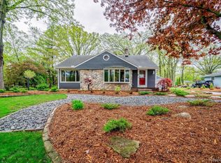 9141 Whitall Ln, Grosse Ile, MI 48138