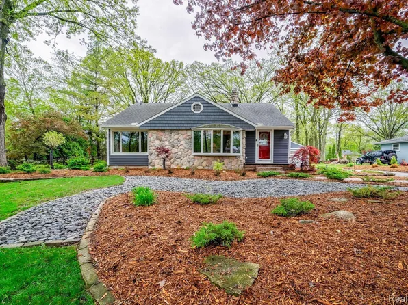 9141 Whitall Ln, Grosse Ile, MI 48138