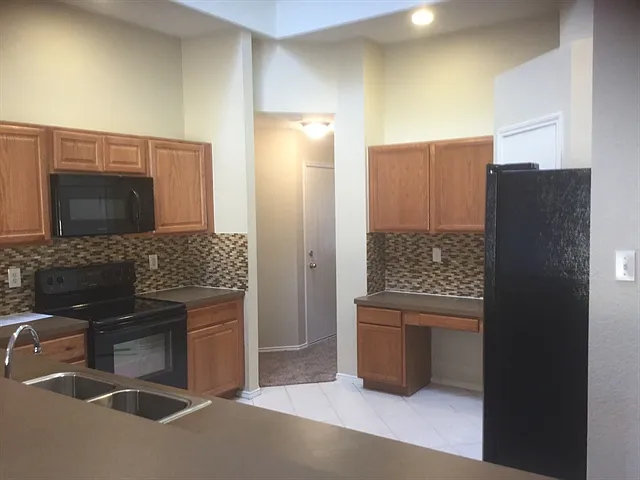 3 bed, 2.0 bath, 1994 sqft, $2,420 — Photo 2