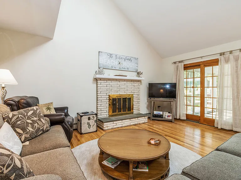 14 Beach Plum Rd — Photo 4