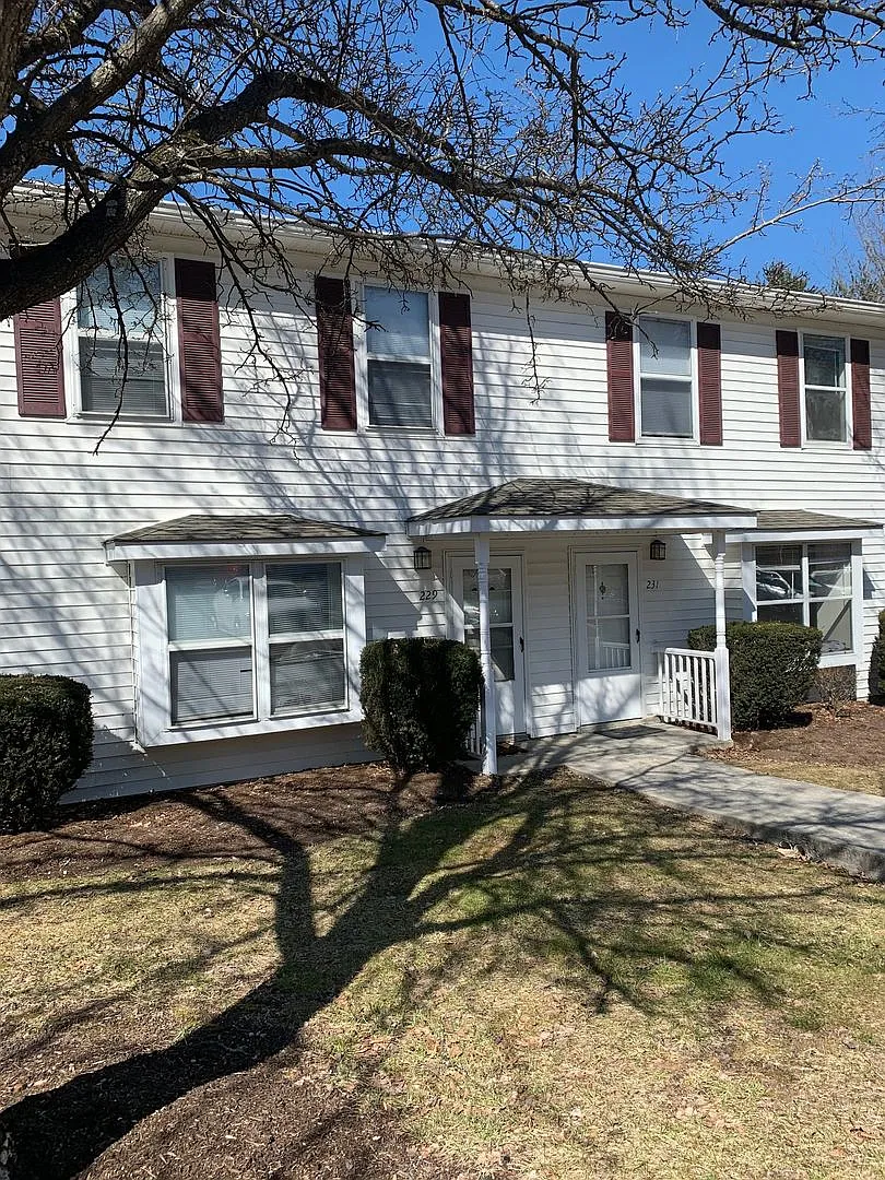 4 Bedroom 2.5 Bath Townhouse — Photo 3