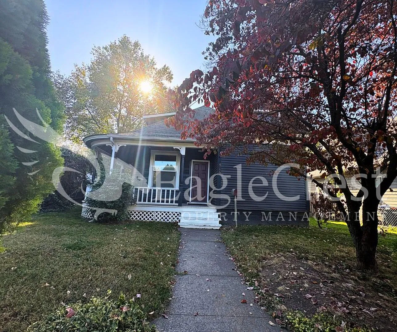 Beautifully Remodeled 3-Bedroom, 2-Bathroom Victorian-Style Home — Photo 2