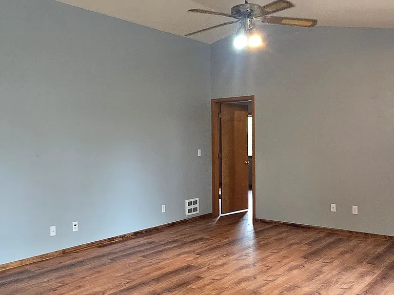 11 E Eld Pl — Photo 3