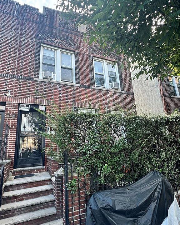 1st image of 30 E 96th St
