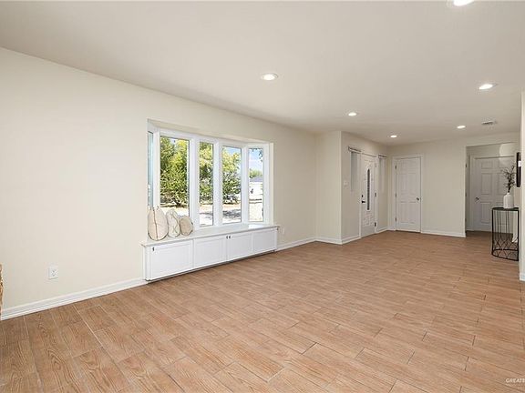 4th image of 500 E Ridgeland Ave