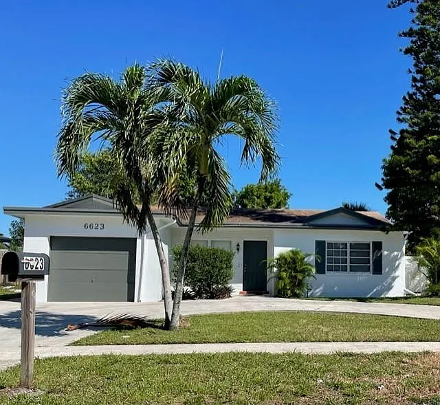 3 bed, 1.0 bath, 1575 sqft, $2,995 — Photo 2