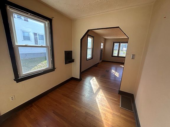 3rd image of 321 Galway Ave