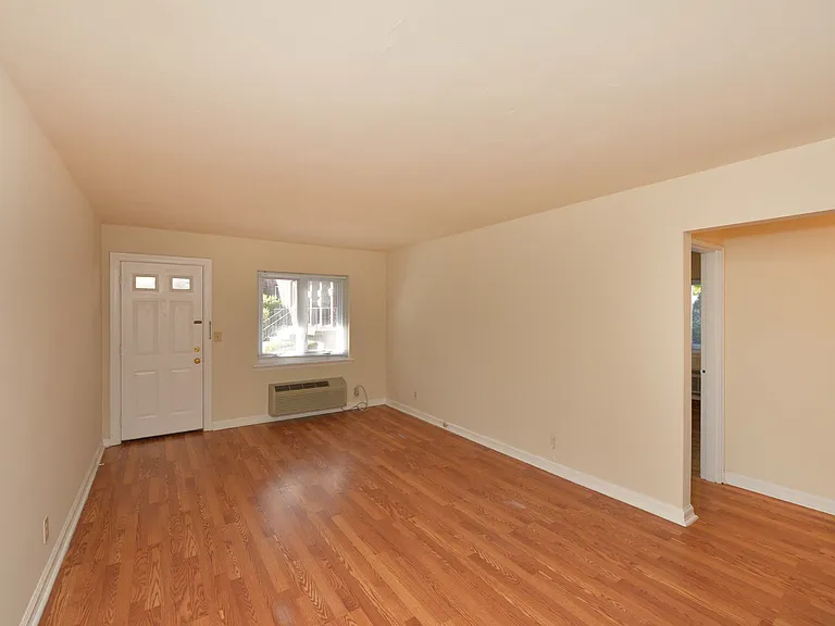Cameron Apartments — Photo 17
