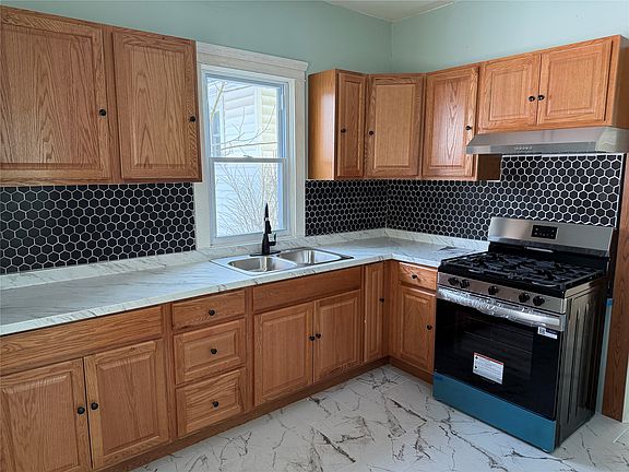 3rd image of 180 Hudson St