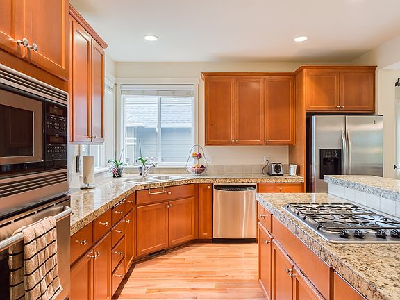 3rd image of 2522 Larchmount Dr NE