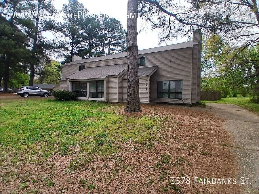 Newly Refreshed 3 bedroom 2 bath Duplex - Open To Section 8 — Photo 3