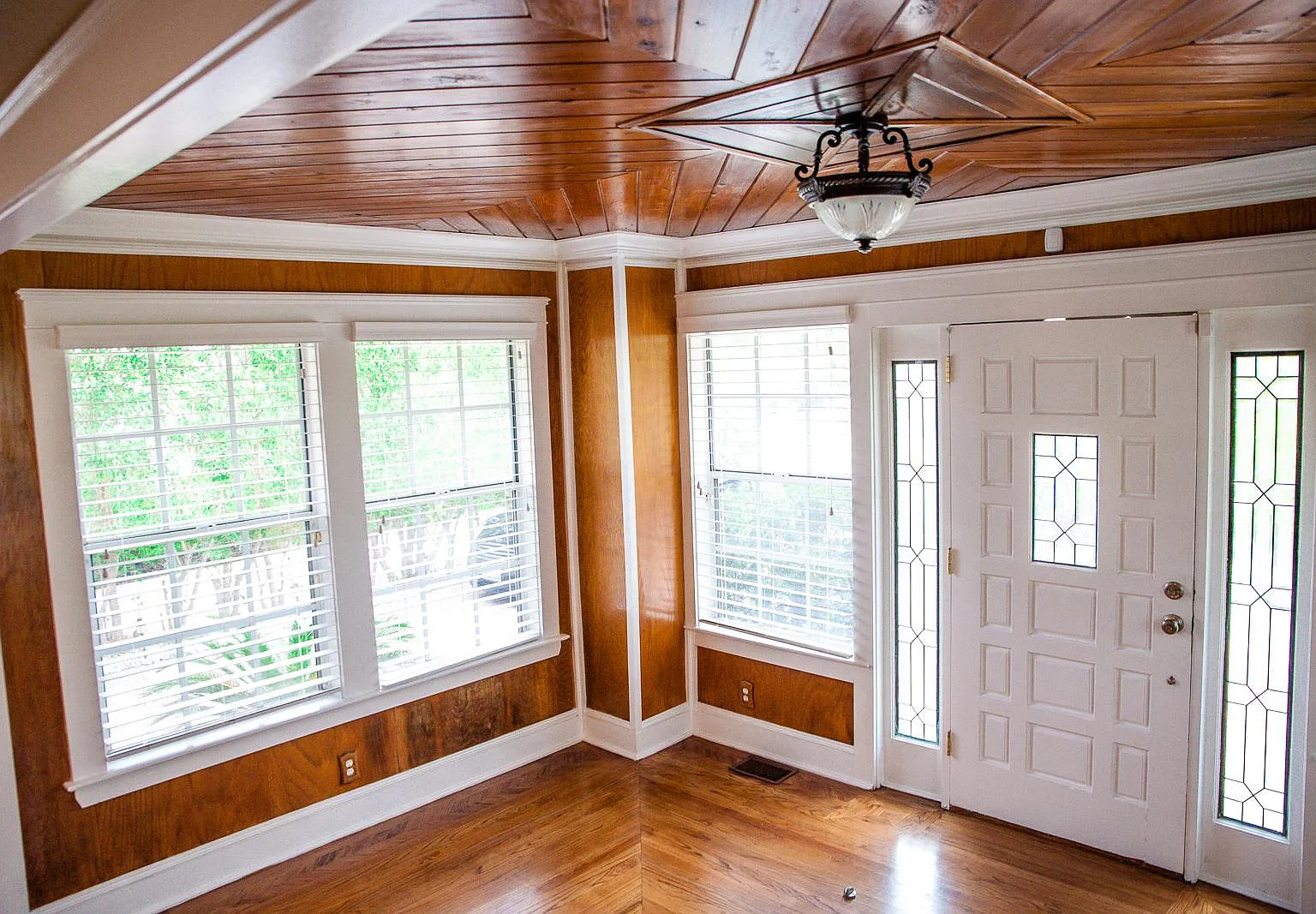 5 bed, 2400 sqft, $4,795 — Photo 4