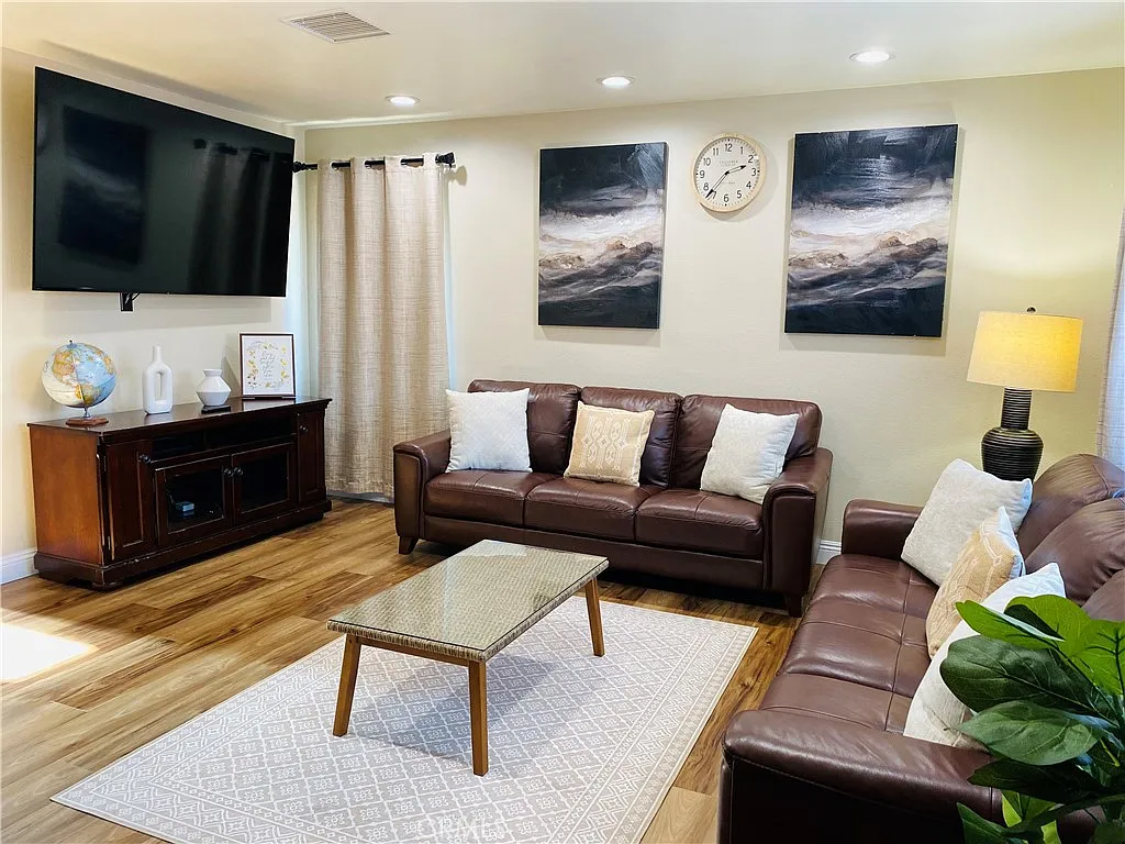 4 bed, 2.5 bath, 1797 sqft, $4,900 — Photo 3
