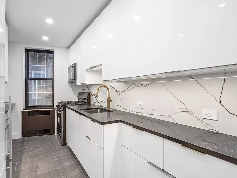 25 Minetta Ln #2F — Photo 11