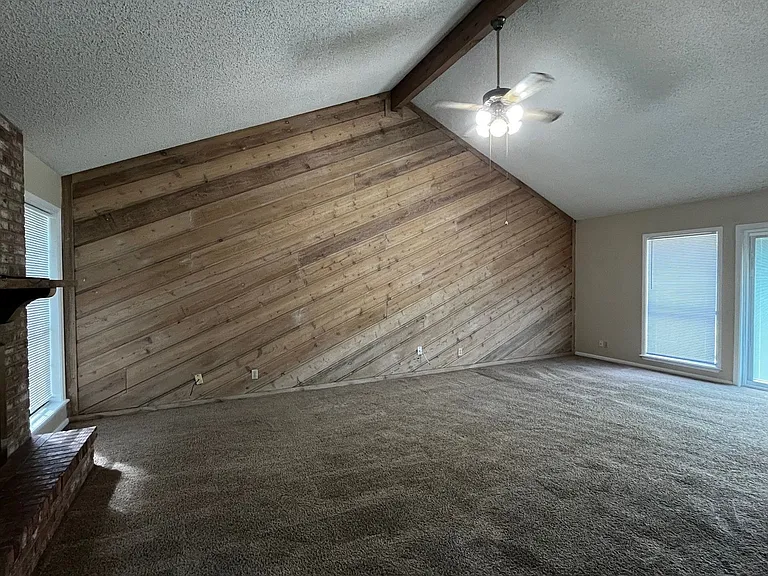 211 Taos Dr — Photo 2