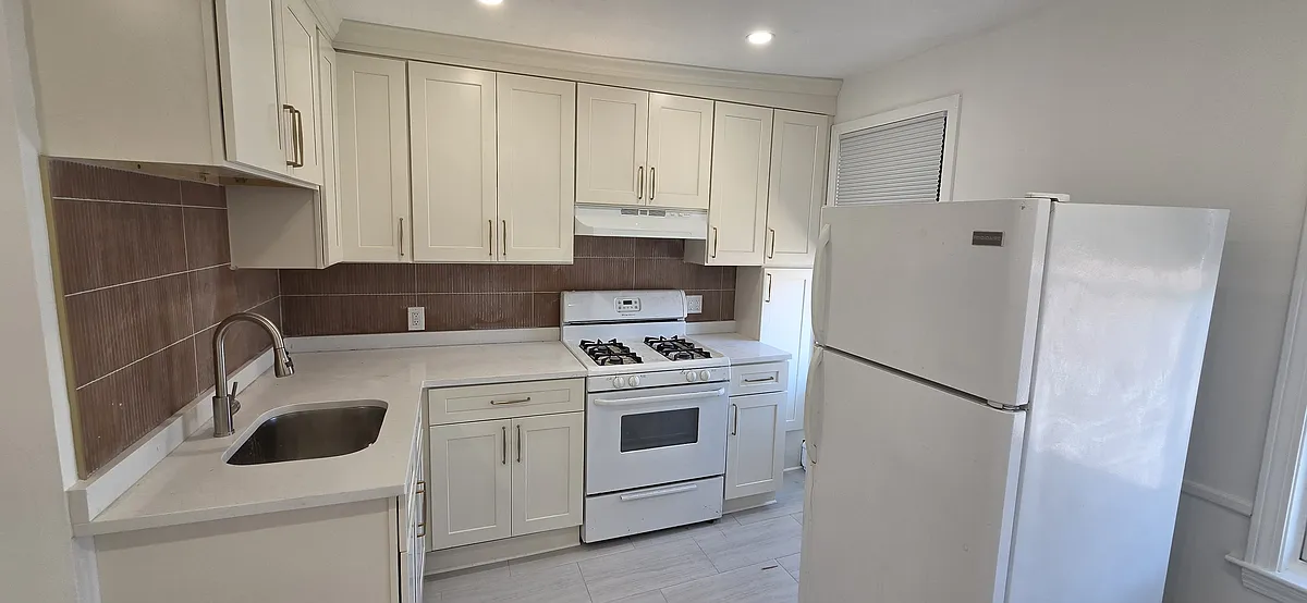 Building Photo - 206 Chelsea St #3