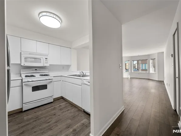 402 Chase Ct #402, Edgewater, NJ 07020