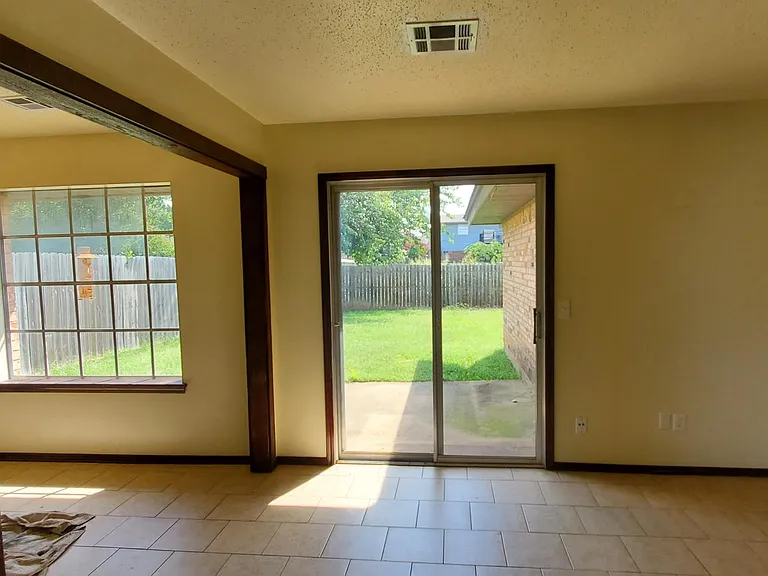 1116 Kings Ct — Photo 2