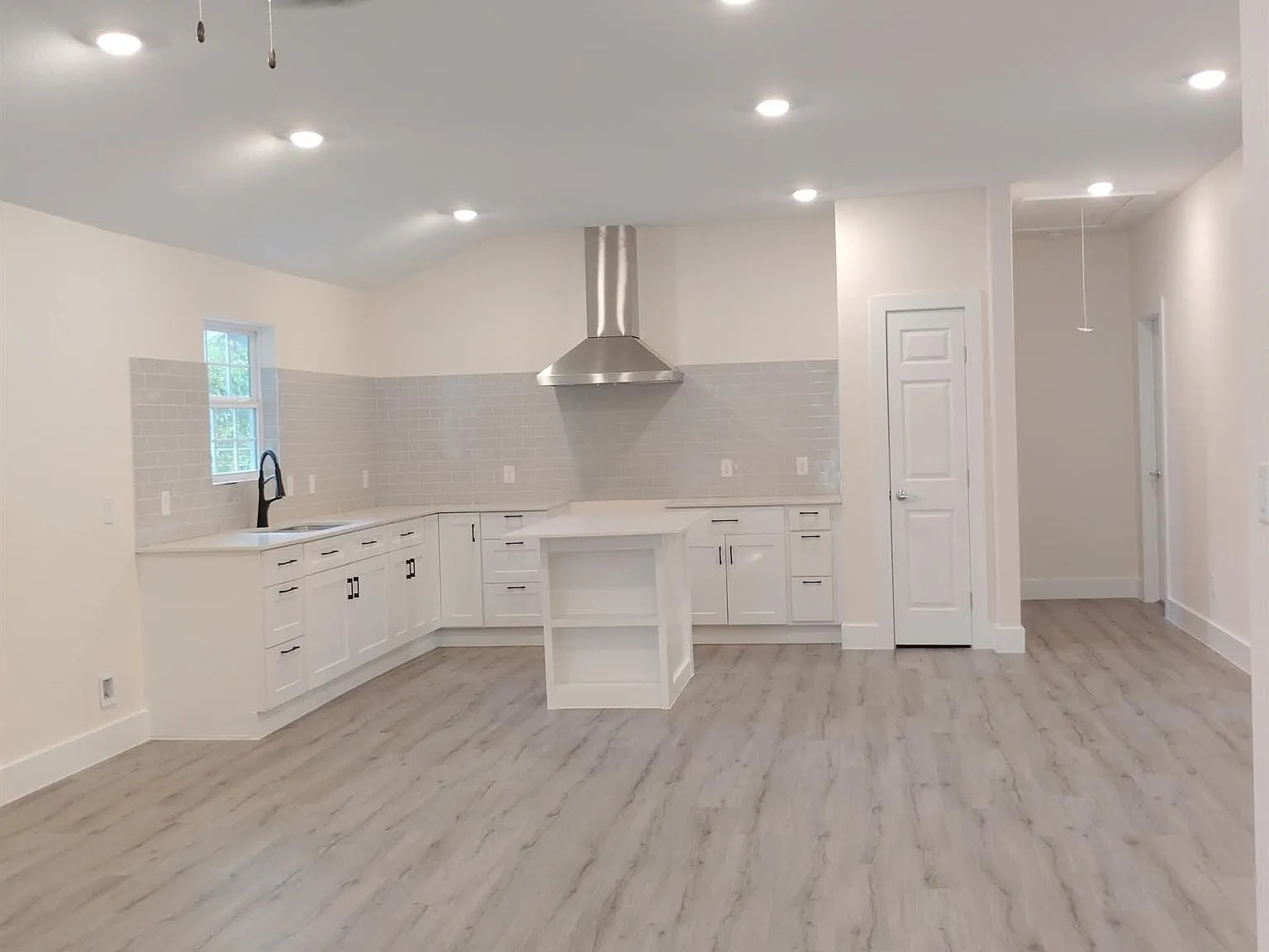 3 bed, 2.0 bath, 1148 sqft, $1,350 — Photo 1