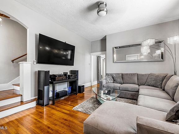 5th image of 800 Wells Ave